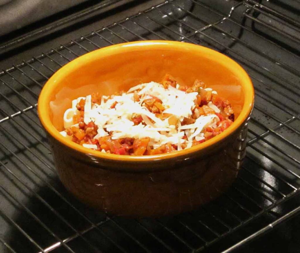 Μακαρόνια με κιμά και τυρί γραβιέρα